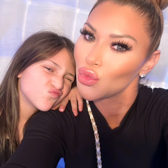 Meet your Posher, Nicole - Picture 7 of 16